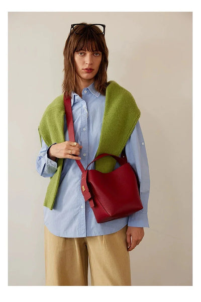 Full Grain Leather vs Vegan Leather: Which Shoulder Bag Is Right for You?