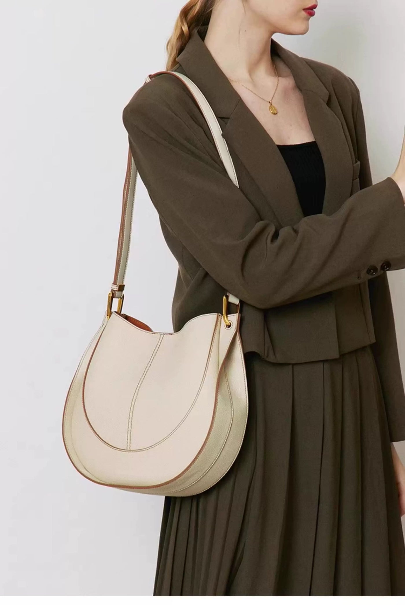 Genuine Leather Crossbody Bag – Stylish Shoulder Bag for Everyday Use 3 in 1 Fashion Women Anti-Theft Backpack
